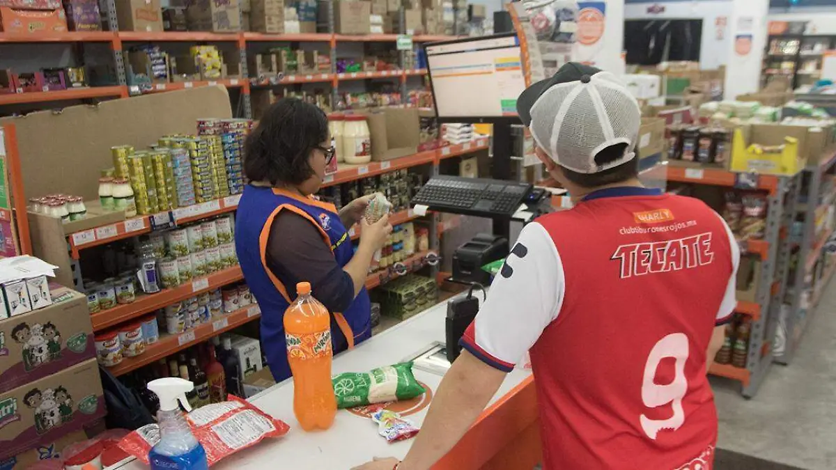 Trabajadores como los cajeros de las tiendas de autoservicio se ven obligados a pasar toda su jornada de pie